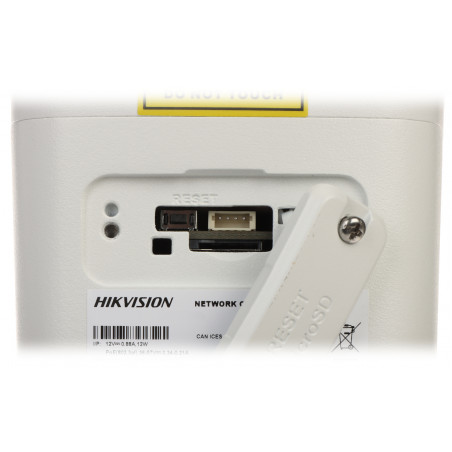 Slot pamätovej karty a tlacidlo "Reset"